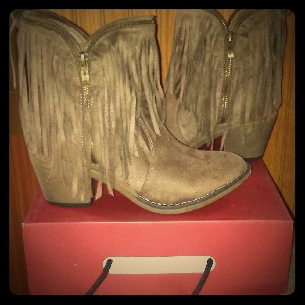 *BRAND NEW*  WILD G SZ 6.5